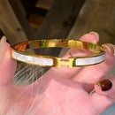Pulseira Feminina de Letras em Aço Inoxidável