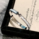 Pulseira Feminina de Letras em Aço Inoxidável